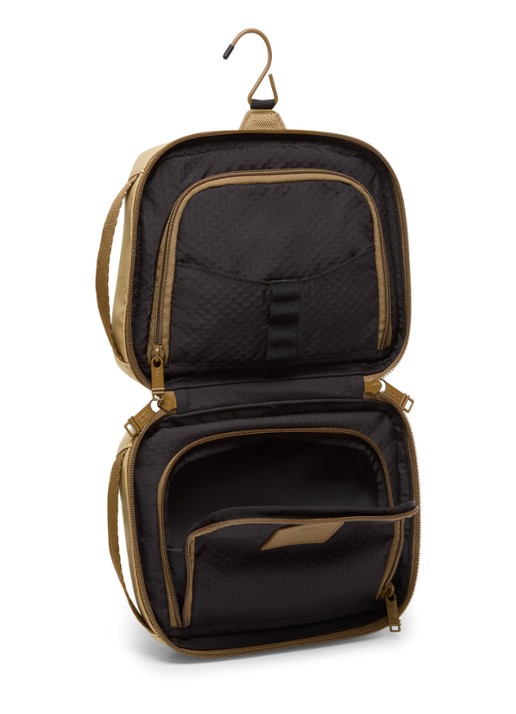 TUMI Response toilettas met leren details - achterkant 3 khaki