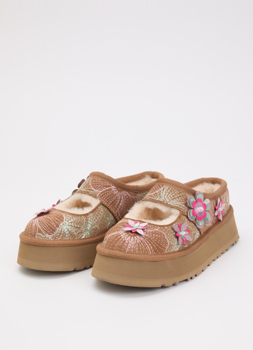UGG Bea Mary Jane Meadow instapper van suède - detail donkerbeige