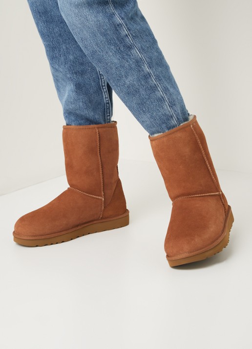 UGG Classic II Short enkellaarsje van suède - voorkant 5 cognac