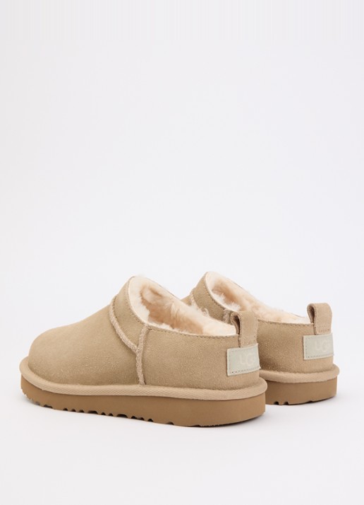 UGG Classic Micro instapper van suède - achterkant beige