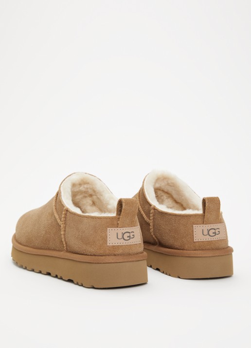 UGG Classic Micro instapper van suède - achterkant roestbruin