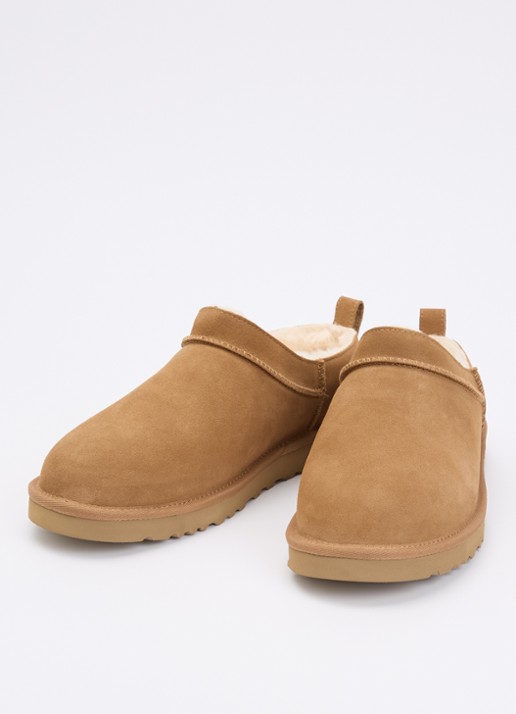 UGG Classic Micro instapper van suède - detail camel