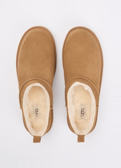 UGG Classic Micro instapper van suède - detail 2 camel