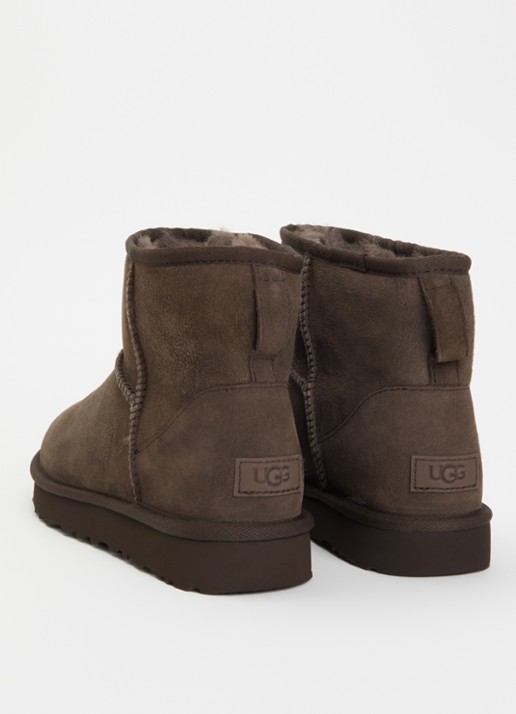 UGG Classic Mini enkellaarsje van suède - achterkant donkerbruin