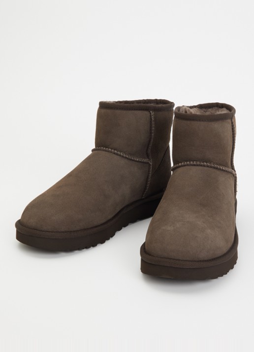 UGG Classic Mini enkellaarsje van suède - detail 3 donkerbruin