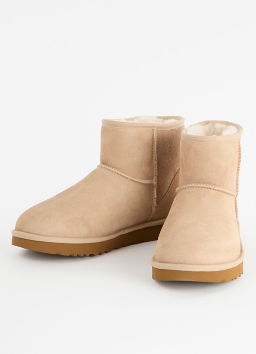 UGG Classic Mini enkellaarsje van suède - detail 3 camel