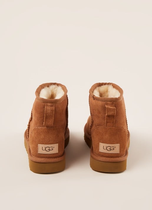 UGG Classic Mini enkellaarsje van suède - detail cognac