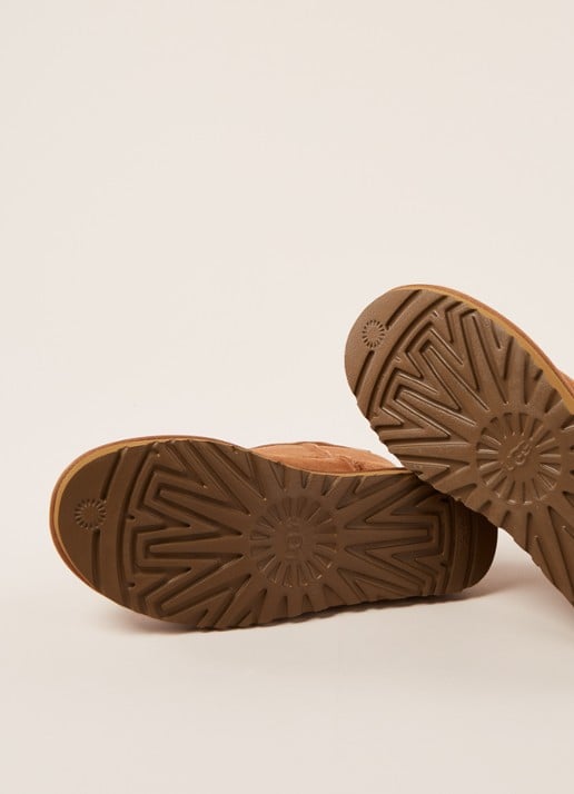 UGG Classic Mini enkellaarsje van suède - detail 3 cognac