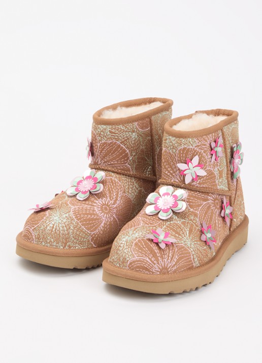 UGG Classic Mini Meadow enkellaarsje van suède met borduring - detail 3 camel