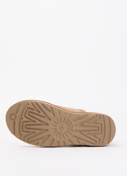 UGG Classic Mini Meadow enkellaarsje van suède met borduring - detail 4 camel