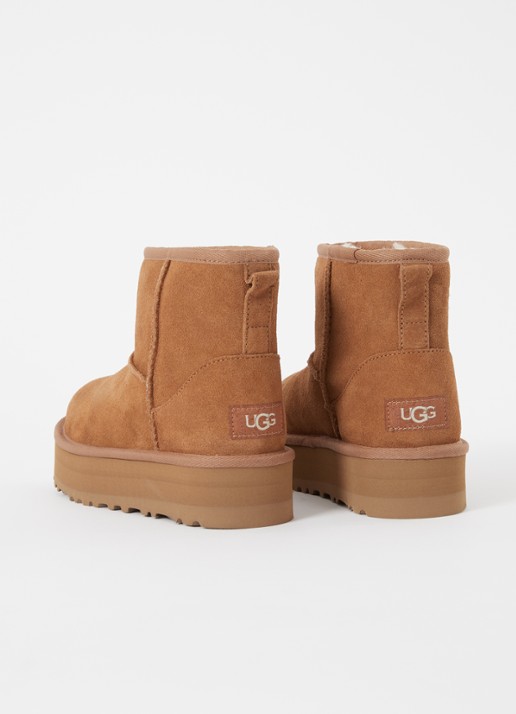 UGG Classic Mini Platform enkellaarsje van suède  - detail cognac