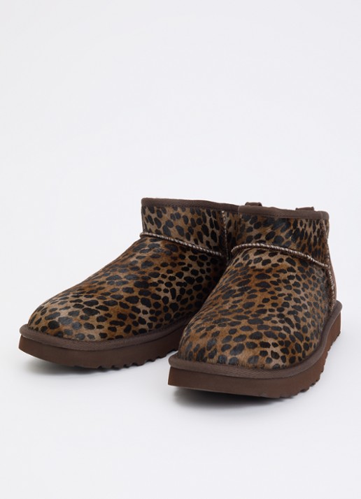 UGG Classic Ultra Mini Caspian enkellaarsje van kalfshaar met panterprint - detail 3 bruin