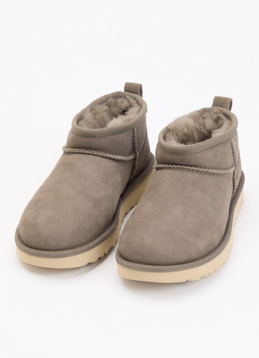 UGG Classic Ultra Mini enkellaarsje van suède - detail 2 taupe