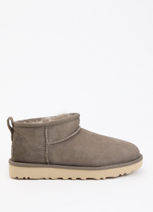 UGG Classic Ultra Mini enkellaarsje van suède - voorkant taupe