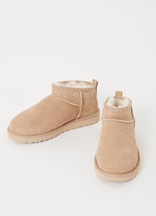 UGG Classic Ultra Mini enkellaarsje van suède - detail zand