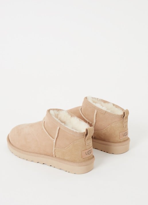 UGG Classic Ultra Mini enkellaarsje van suède - detail 2 zand