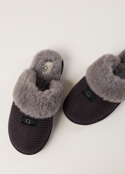 UGG Cozy Knit pantoffel met schapenvacht details - detail 2 zwart