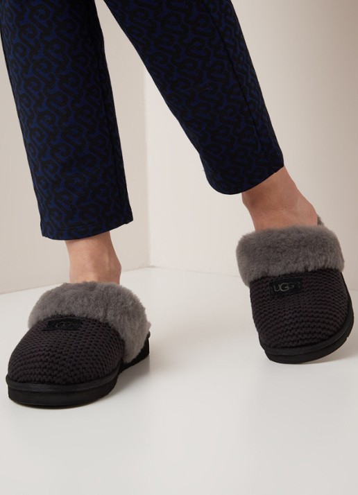 UGG Cozy Knit pantoffel met schapenvacht details - voorkant 4 zwart