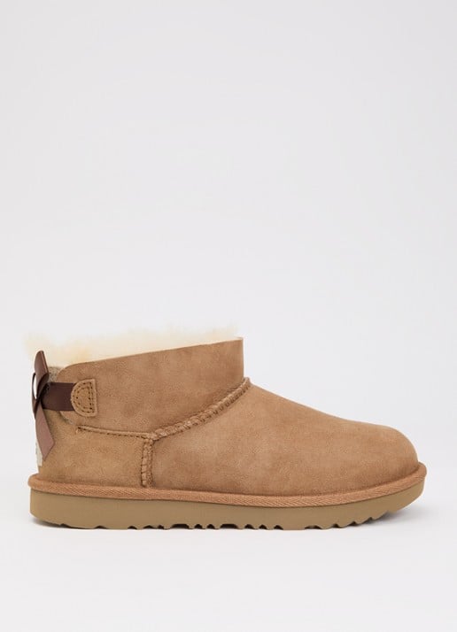 UGG K Ultra Mini Bailey enkellaarsje van suède met strikdetail
