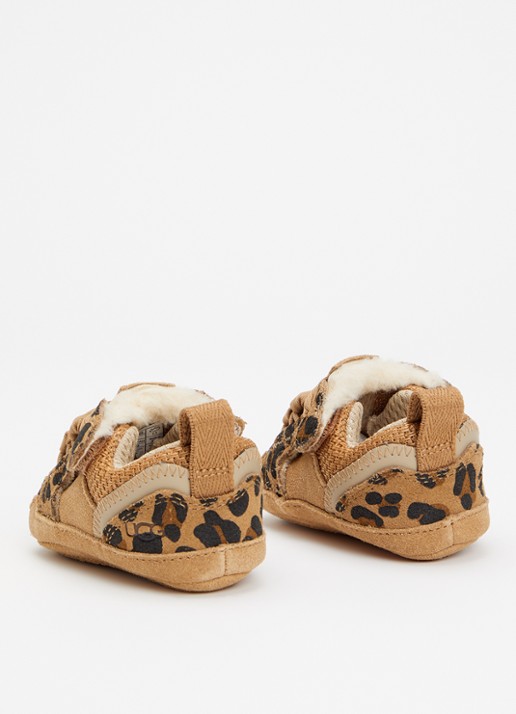 UGG Lowmel Spotted babyschoentje met suède details en panterprint - achterkant 2 camel