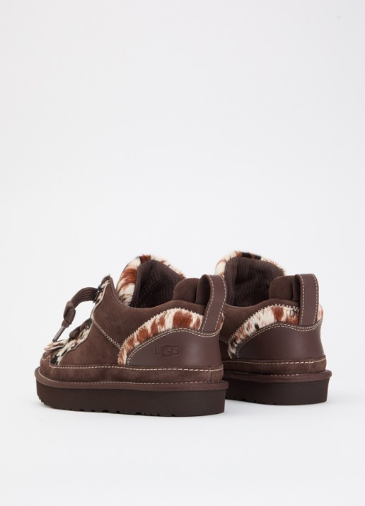 UGG Lowmel Western sneaker van suède met details van ponyhair - achterkant 2 donkerbruin