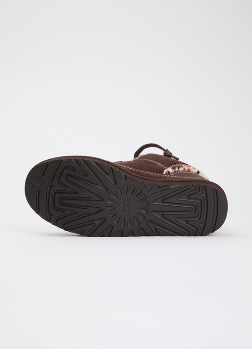 UGG Lowmel Western sneaker van suède met details van ponyhair - detail 5 donkerbruin