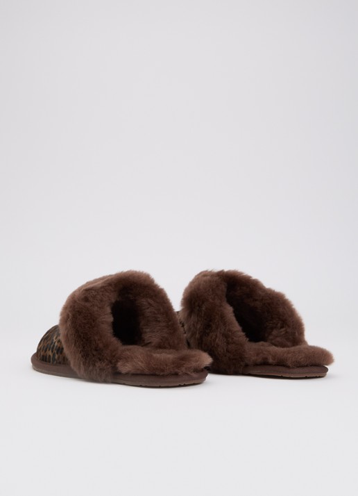 UGG Scuffette Caspian pantoffel van kalfsvacht met panterprint - achterkant 2 donkerbruin