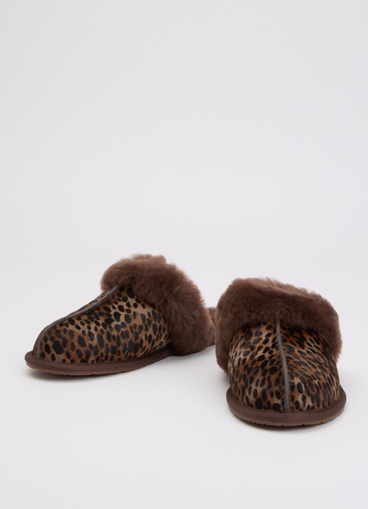 UGG Scuffette Caspian pantoffel van kalfsvacht met panterprint - detail 3 donkerbruin