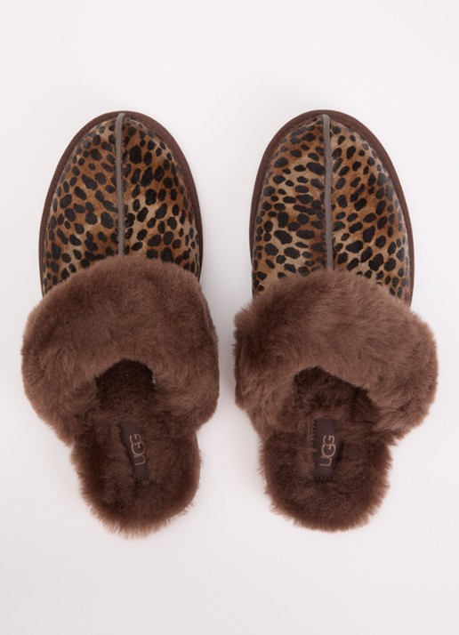 UGG Scuffette Caspian pantoffel van kalfsvacht met panterprint - detail 4 donkerbruin