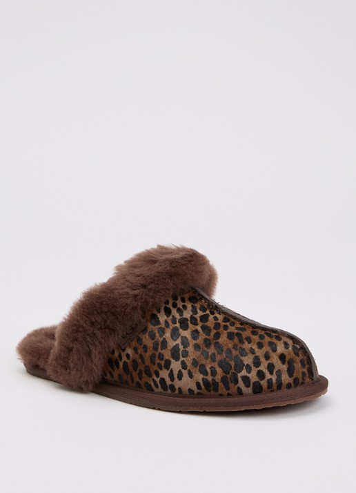 UGG Scuffette Caspian pantoffel van kalfsvacht met panterprint