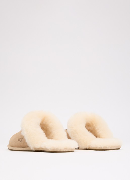 UGG Scuffette II pantoffel met schapenvacht  - achterkant 5 zand