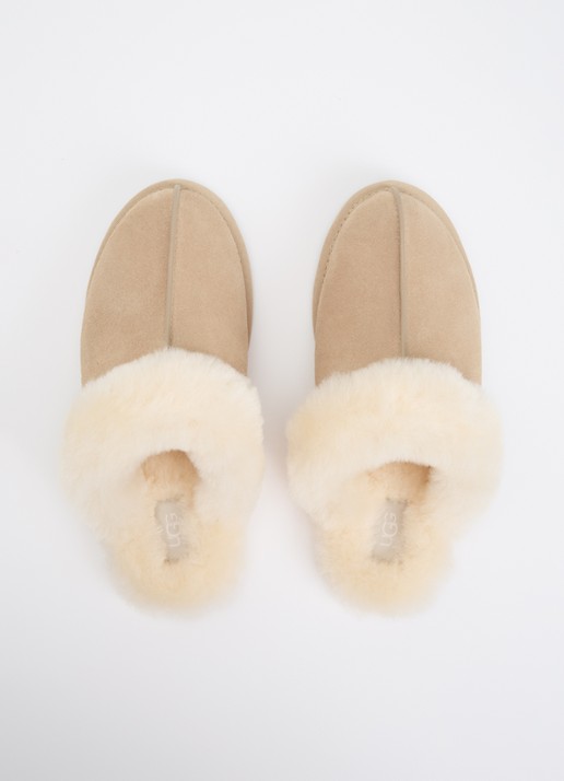 UGG Scuffette II pantoffel met schapenvacht  - detail 2 zand