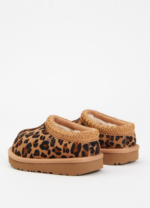 UGG Tasman II Spotted instapper van suède met panterprint - achterkant camel