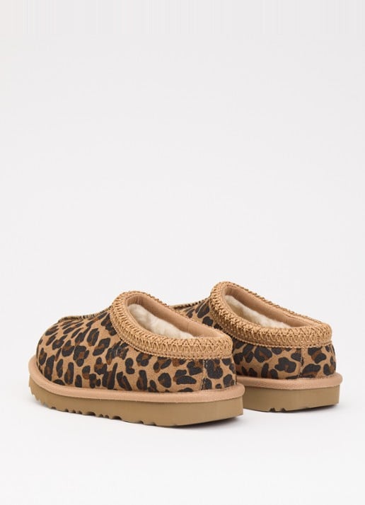 UGG Tasman II Spotted instapper van suède met panterprint - achterkant 2 camel