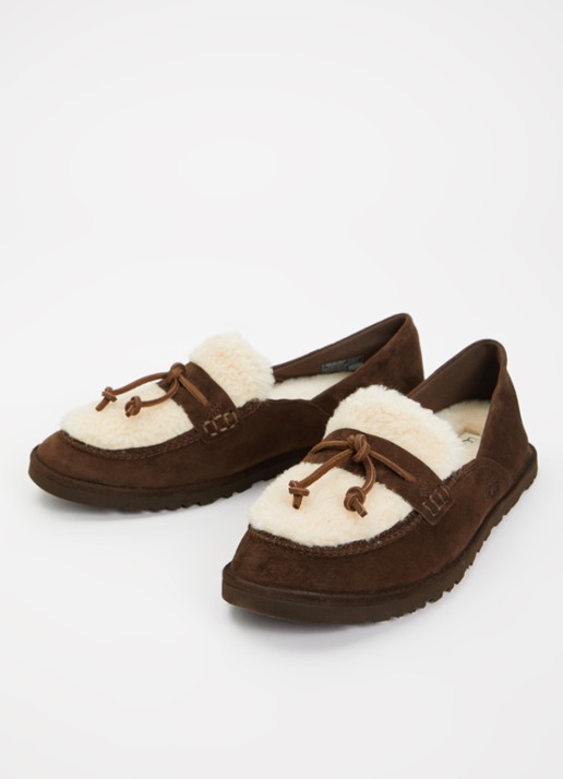UGG Zora loafer van suède met schapenvacht - detail donkerbruin