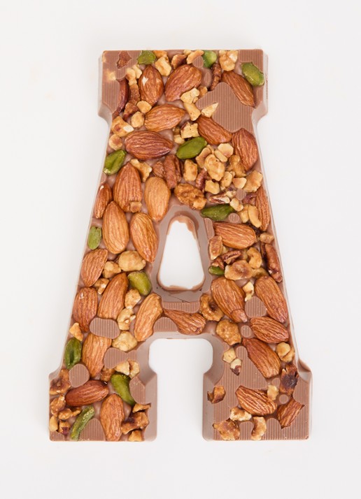 Urban Cacao Melk chocoladeletter met noten 180 gram - voorkant 3 a