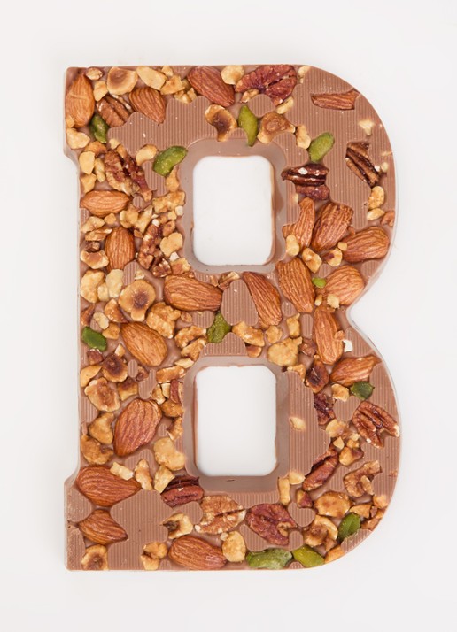 Urban Cacao Melk chocoladeletter met noten 180 gram - voorkant 2 b