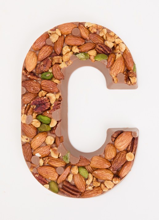 Urban Cacao Melk chocoladeletter met noten 180 gram - voorkant 2 c