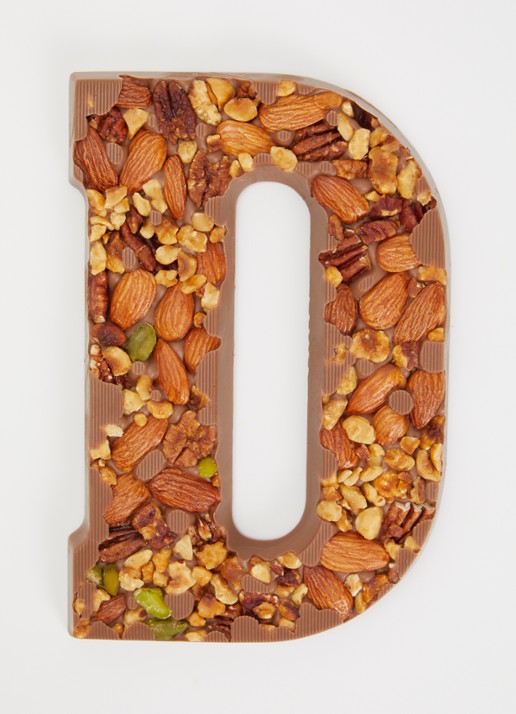 Urban Cacao Melk chocoladeletter met noten 180 gram - voorkant 2 d