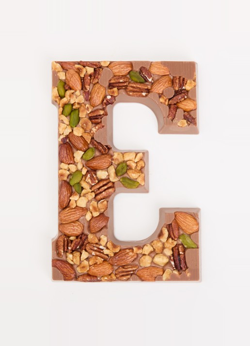 Urban Cacao Melk chocoladeletter met noten 180 gram - voorkant 2 e