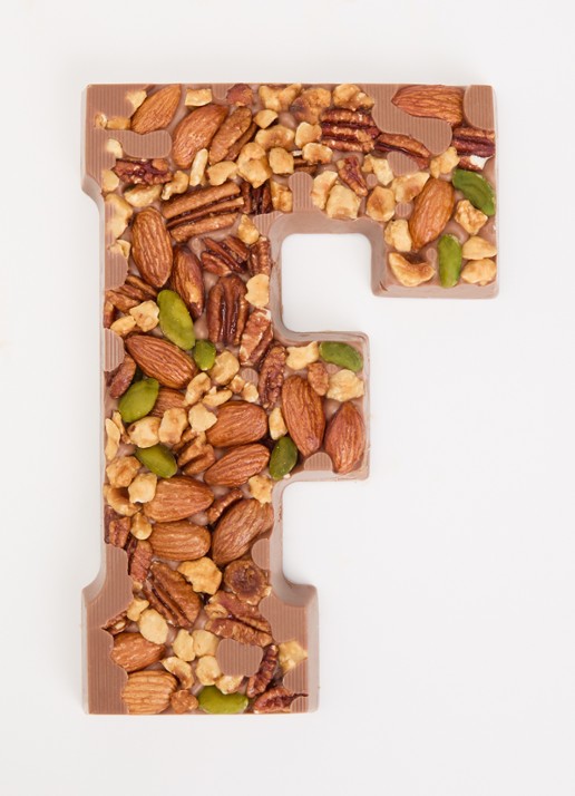 Urban Cacao Melk chocoladeletter met noten 180 gram - voorkant 2 f