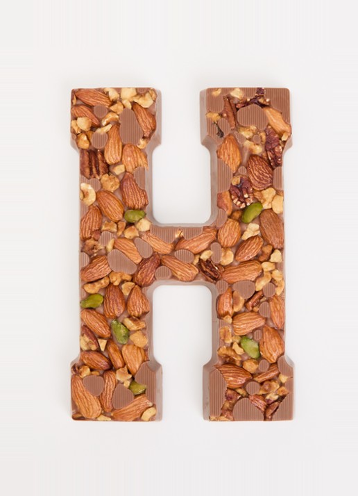 Urban Cacao Melk chocoladeletter met noten 180 gram - voorkant 2 h