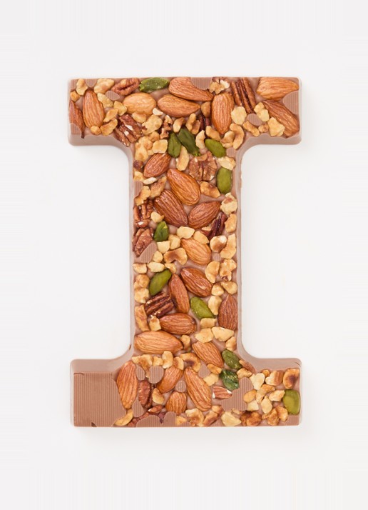 Urban Cacao Melk chocoladeletter met noten 180 gram - voorkant 2 i
