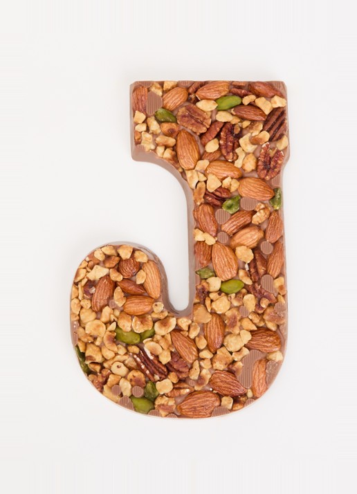 Urban Cacao Melk chocoladeletter met noten 180 gram - voorkant 2 j