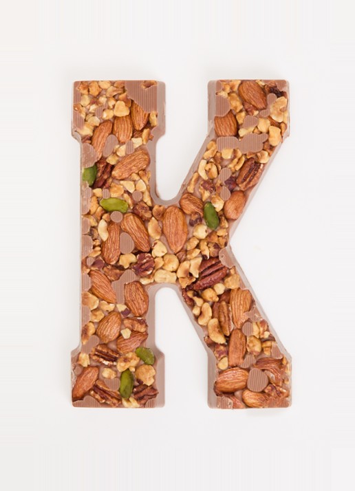 Urban Cacao Melk chocoladeletter met noten 180 gram - voorkant 2 k