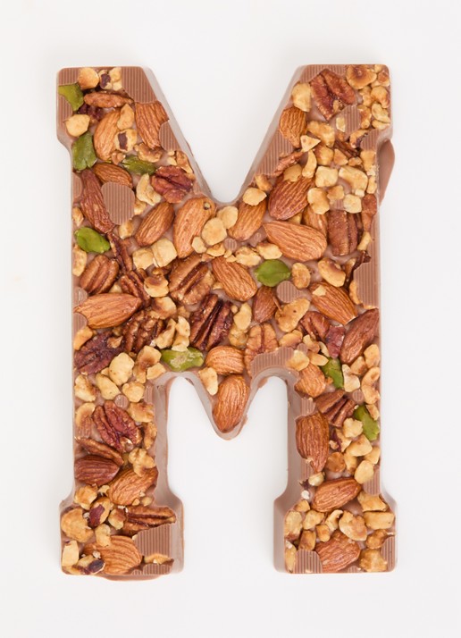 Urban Cacao Melk chocoladeletter met noten 180 gram - voorkant 2 m