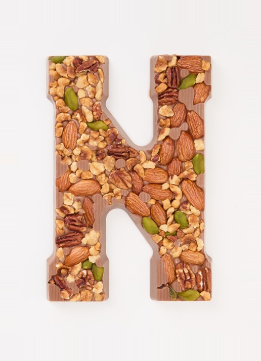 Urban Cacao Melk chocoladeletter met noten 180 gram - voorkant 2 n