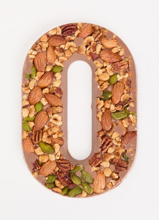 Urban Cacao Melk chocoladeletter met noten 180 gram - voorkant 2 o
