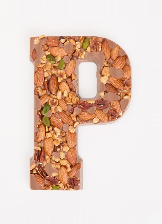 Urban Cacao Melk chocoladeletter met noten 180 gram - voorkant 2 p