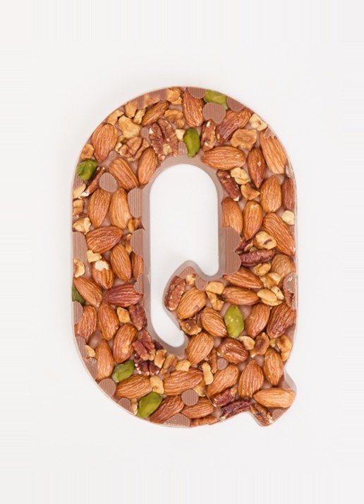 Urban Cacao Melk chocoladeletter met noten 180 gram - voorkant 2 q